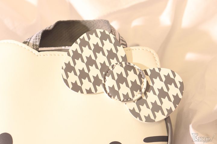 90年代にヒットした“カオハナ”キティやキティ形の窓からラメやモチーフがゆらゆら漂うデザインまで！ハローキティ50周年記念ポーチが続々登場