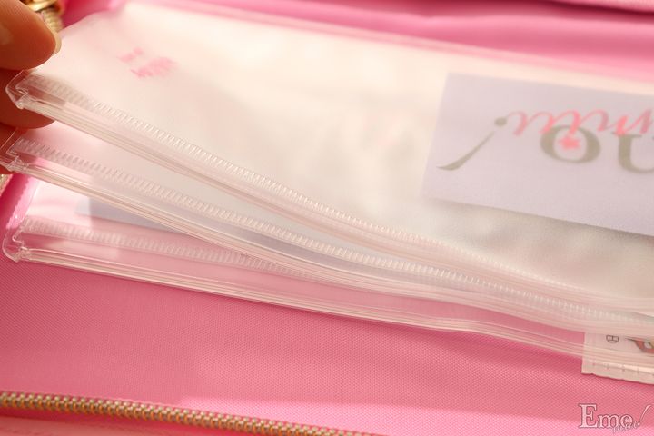90年代にヒットした“カオハナ”キティやキティ形の窓からラメやモチーフがゆらゆら漂うデザインまで！ハローキティ50周年記念ポーチが続々登場