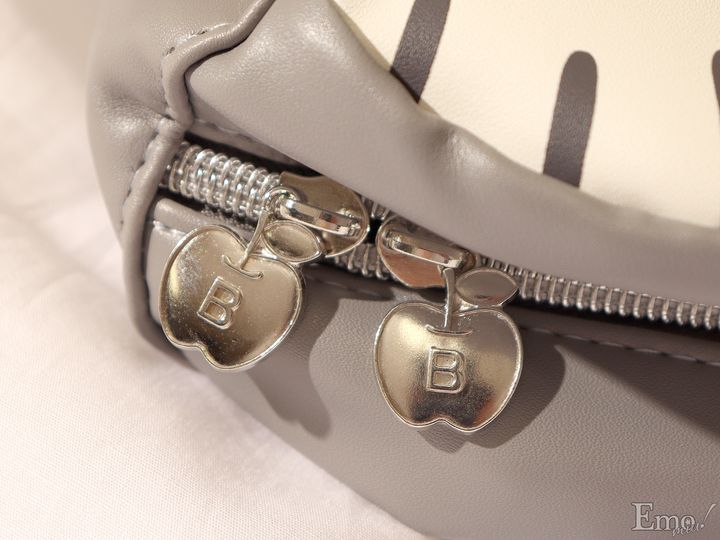 90年代にヒットした“カオハナ”キティやキティ形の窓からラメやモチーフがゆらゆら漂うデザインまで！ハローキティ50周年記念ポーチが続々登場