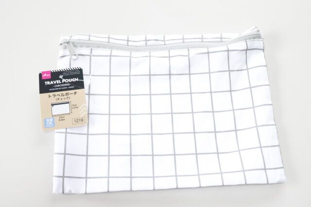 ダイソーのトラベルポーチ（チェック）のパッケージ