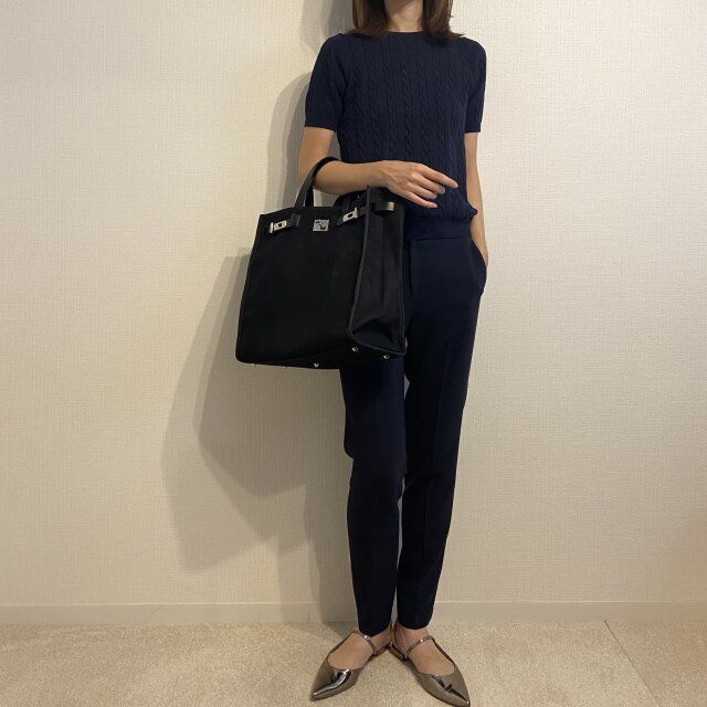 ユニクロケーブルクルーネックセーターとテーパードパンツコーデ