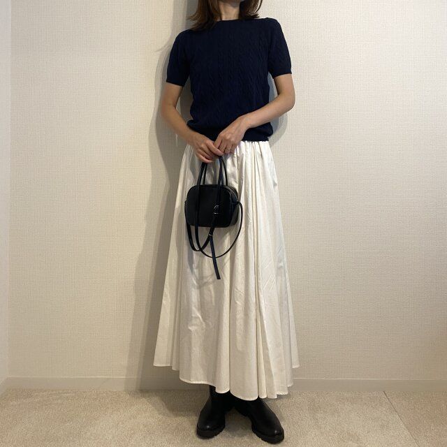 ユニクロケーブルクルーネックセーターとフェミニンスカートコーデ