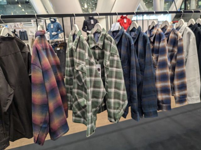 ラックにかかっているウォームシールドフリースカバーオール