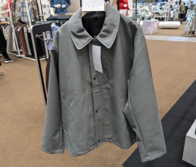 グレーのシンセティックレザーカーコート