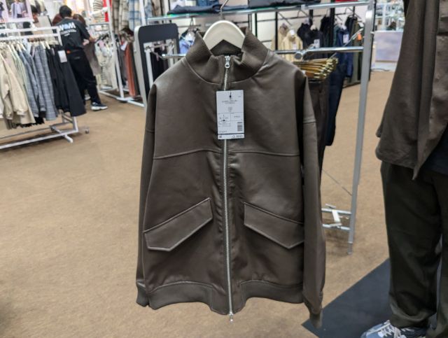 ブラウンのシンセティックレザーリブブルゾン