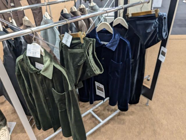 ベルベットオーバーシャツとベルベットオーバーラインパンツ