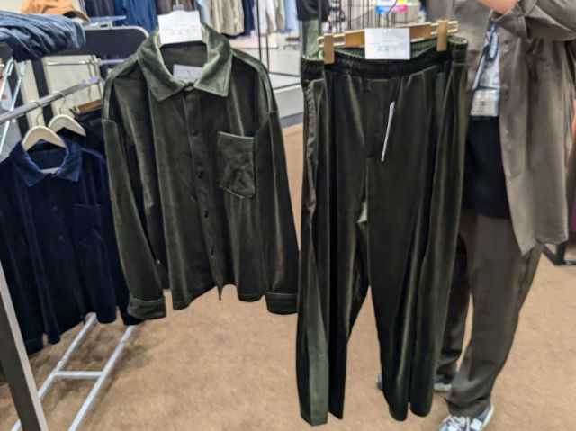 ベルベットオーバーシャツとベルベットオーバーラインパンツ