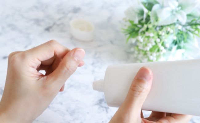 ハンドクリームを塗るイメージ