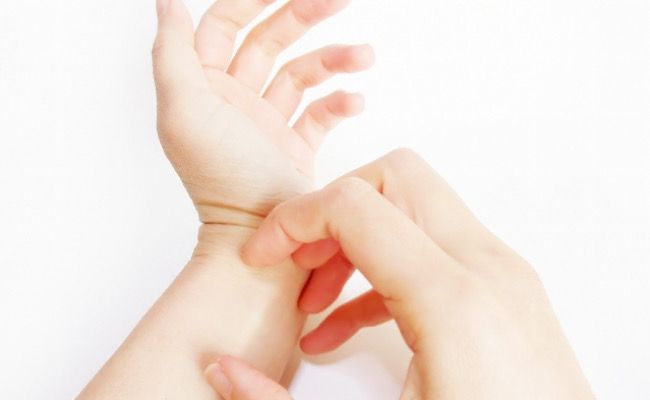 手にかゆみを感じているイメージ