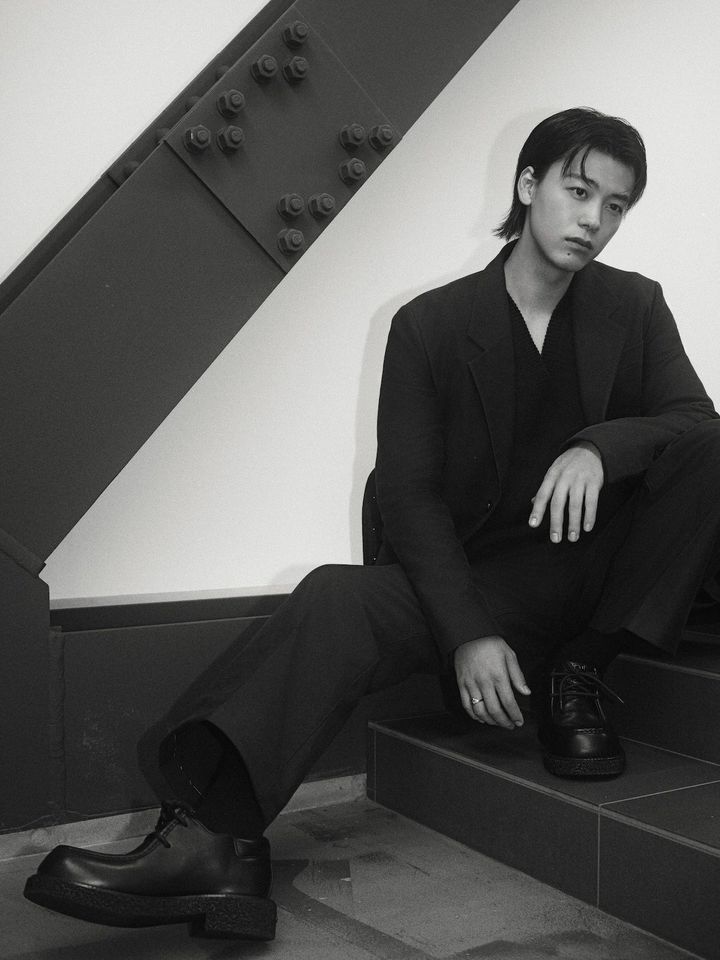 ジャケット ¥451,000 ニット 参考商品 パンツ ¥154,000 シューズ ¥165,000／すべてFERRAGAMO(フェラガモ･ジャパン)