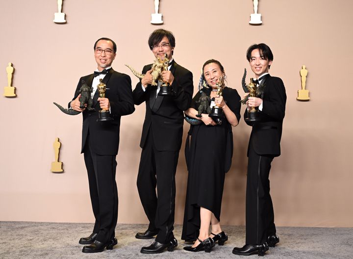 アカデミー賞の授賞式では、デザイナーの松井諒祐が手がけた“ゴジラシューズ”も話題となった。