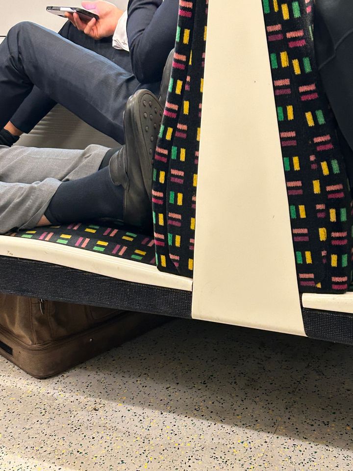 イギリスでは土足で座席に足を上げる人が多い。これは思いやりに欠けている……？