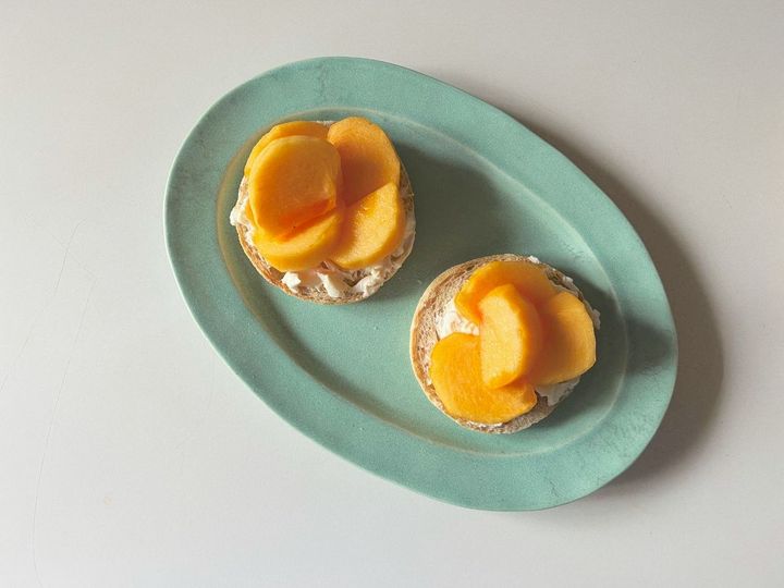 旬の柿とクリームチーズのジュワっとイングリッシュマフィン【渡辺友美子のコーヒーに合うお菓子のレシピ vol.64 〜レシピで旅するヨーロッパ〜】