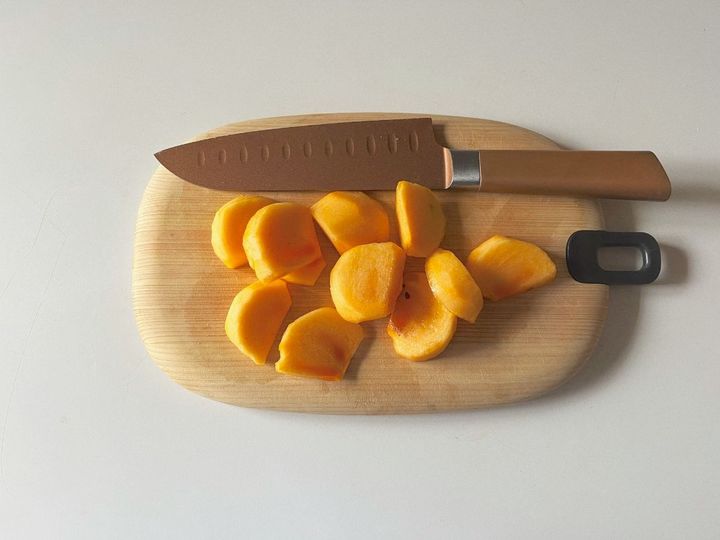 旬の柿とクリームチーズのジュワっとイングリッシュマフィン【渡辺友美子のコーヒーに合うお菓子のレシピ vol.64 〜レシピで旅するヨーロッパ〜】