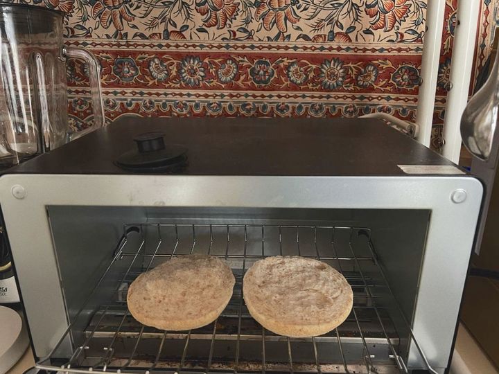 旬の柿とクリームチーズのジュワっとイングリッシュマフィン【渡辺友美子のコーヒーに合うお菓子のレシピ vol.64 〜レシピで旅するヨーロッパ〜】