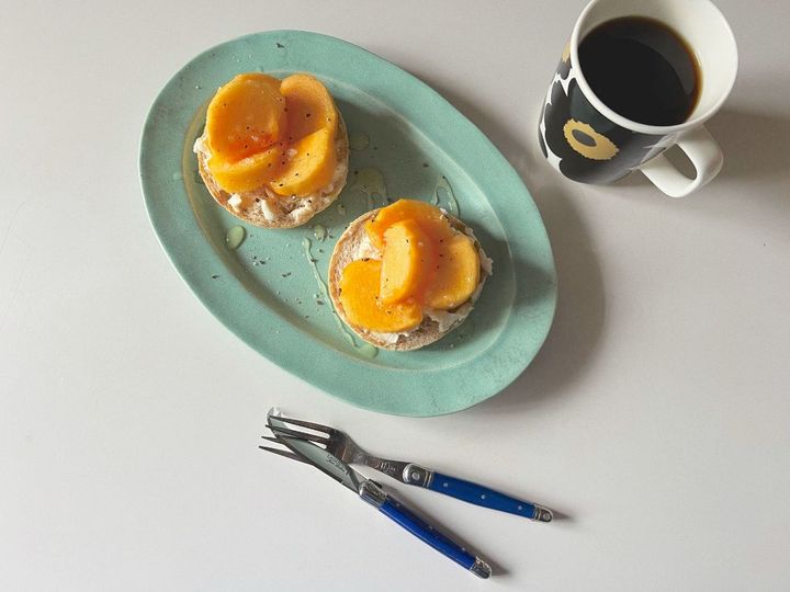 旬の柿とクリームチーズのジュワっとイングリッシュマフィン【渡辺友美子のコーヒーに合うお菓子のレシピ vol.64 〜レシピで旅するヨーロッパ〜】