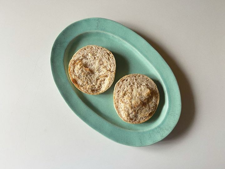 旬の柿とクリームチーズのジュワっとイングリッシュマフィン【渡辺友美子のコーヒーに合うお菓子のレシピ vol.64 〜レシピで旅するヨーロッパ〜】