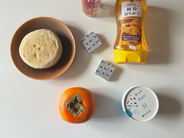 旬の柿とクリームチーズのジュワっとイングリッシュマフィン【渡辺友美子のコーヒーに合うお菓子のレシピ vol.64 〜レシピで旅するヨーロッパ〜】