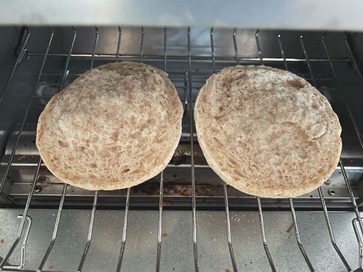 旬の柿とクリームチーズのジュワっとイングリッシュマフィン【渡辺友美子のコーヒーに合うお菓子のレシピ vol.64 〜レシピで旅するヨーロッパ〜】