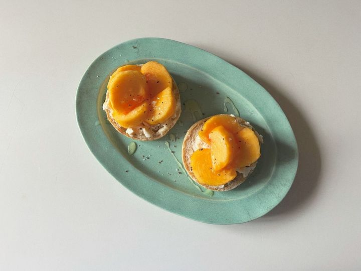 旬の柿とクリームチーズのジュワっとイングリッシュマフィン【渡辺友美子のコーヒーに合うお菓子のレシピ vol.64 〜レシピで旅するヨーロッパ〜】