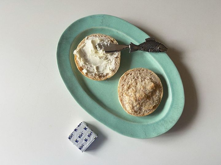 旬の柿とクリームチーズのジュワっとイングリッシュマフィン【渡辺友美子のコーヒーに合うお菓子のレシピ vol.64 〜レシピで旅するヨーロッパ〜】