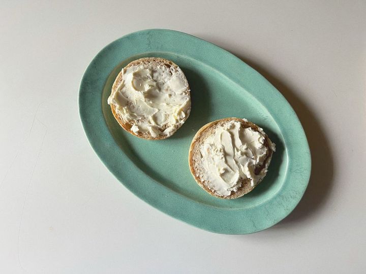 旬の柿とクリームチーズのジュワっとイングリッシュマフィン【渡辺友美子のコーヒーに合うお菓子のレシピ vol.64 〜レシピで旅するヨーロッパ〜】