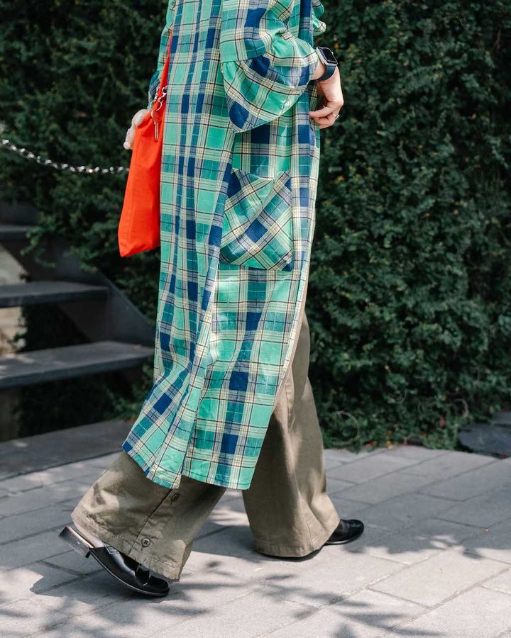 晩秋におすすめな“ワンピース+パンツ”の重ね着スタイル5選。上級者の技が光る着こなしは必見【TOKYO SNAP