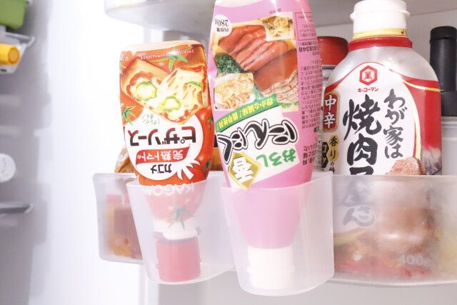 セリアの大きいチューブが入るチューブ調味料ホルダー クリア