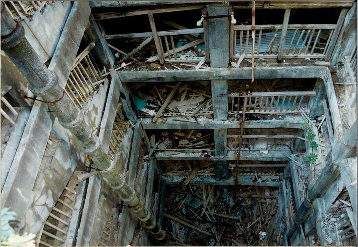 30号棟の中央部の吹き抜け部分、『カラーでよみがえる軍艦島』より