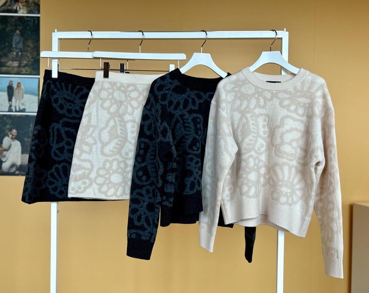画像: 【UNIQLO×Marimekko】ラムクルーネックセーター¥3,990、ラムミニスカート¥2,990