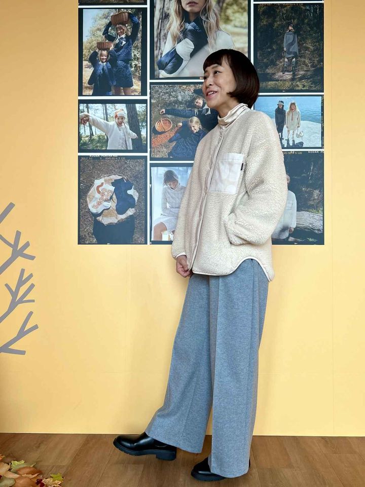 画像2: 【UNIQLO×Marimekko】フリースカーディガン¥3,990、ヒートテックタートルネックT¥1,990、【UNIQLO】ブラッシュドジャージーワイドパンツ¥3,990