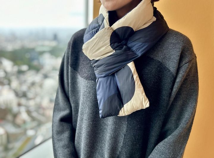 画像2: 【UNIQLO×Marimekko】ラムクルーネックワンピース¥5,990、パデッドマフラー¥1,990