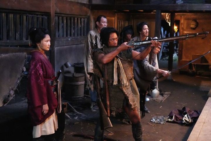 映画『十一人の賊軍』 銃を構える政（山田孝之さん）