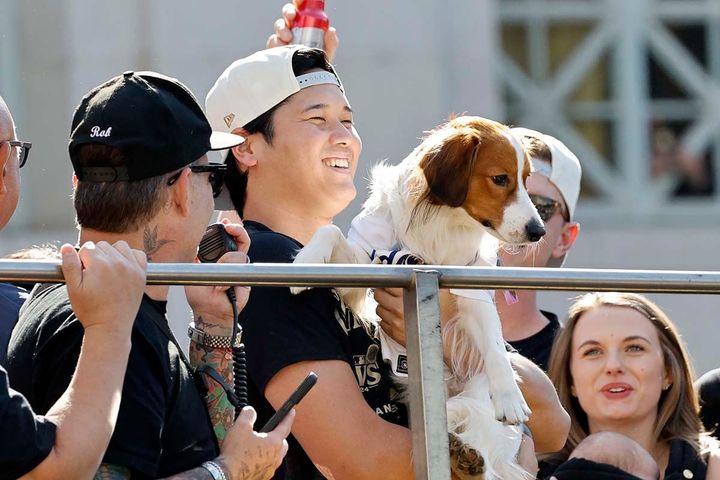 ドジャースの大谷翔平と愛犬のデコピン（C）Getty Images