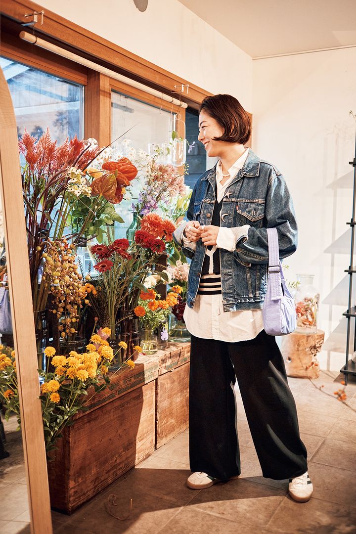 モノトーンスタイルをデニムジャケットでカジュアルダウン。おしゃれな小物使いにも大注目！【目利きが集うお店でスナップ】