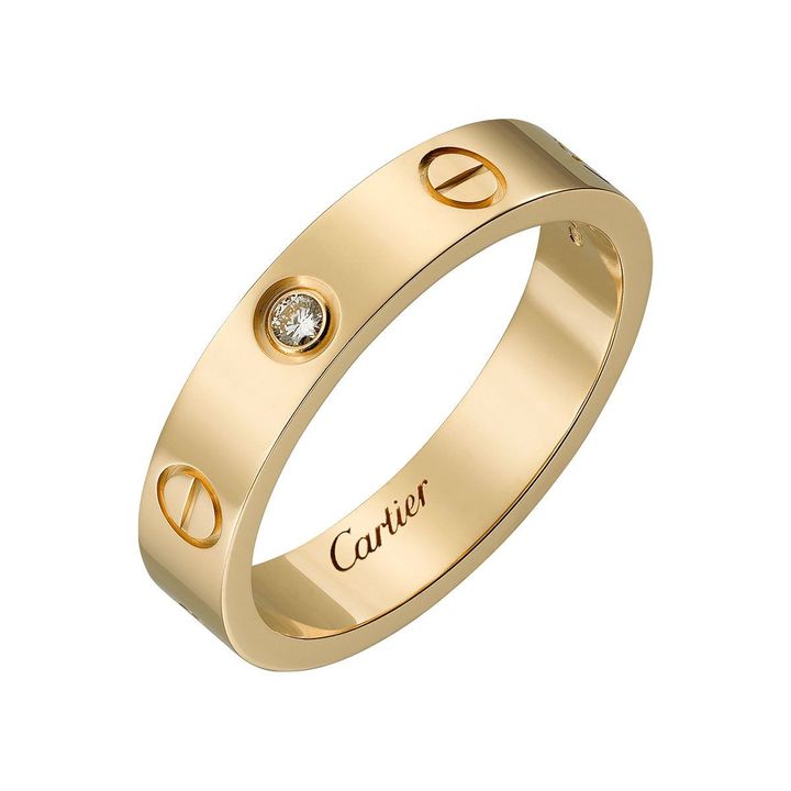 「LOVE」（イエローゴールド×ダイヤモンド） ￥374,000／CARTIER（カルティエ カスタマー サービスセンター） Photo_ Vincent Wulveryck © Cartier