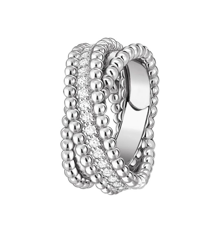 「ペルレ ダイヤモンド」デュオ リング（WG×ダイヤモンド）￥1,557,600／VAN CLEEF & ARPELS（ヴァン クリーフ&アーペル ル デスク）
