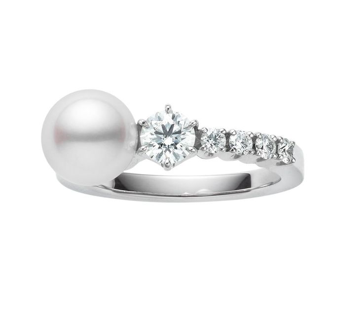 「ミキモト リュミエール ペルル」リング（PT×アコヤ真珠×ダイヤモンド）￥700,000台〜／MIKIMOTO（ミキモト カスタマーズ・サービスセンター）