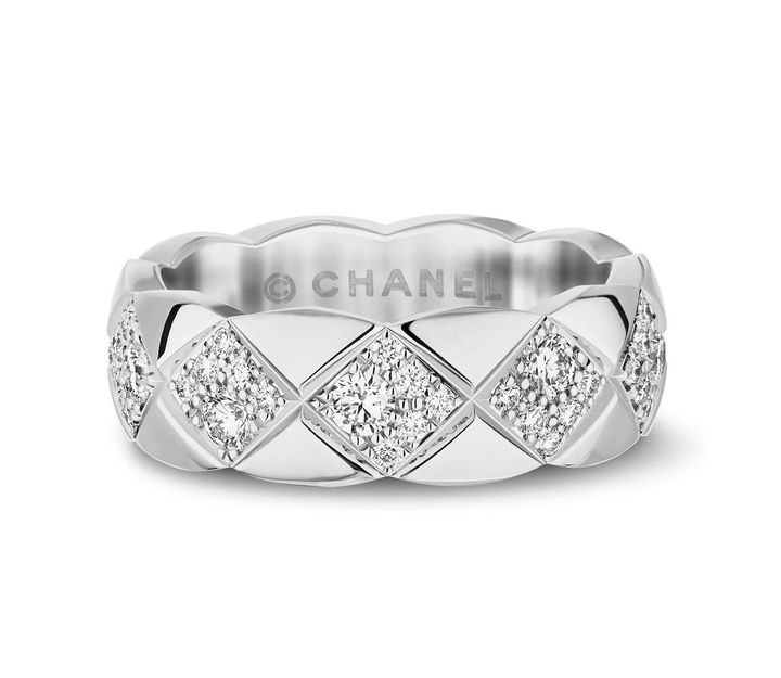「ココ クラッシュ」リング（WG×ダイヤモンド）￥1,815,000／CHANEL（シャネル カスタマーケア）