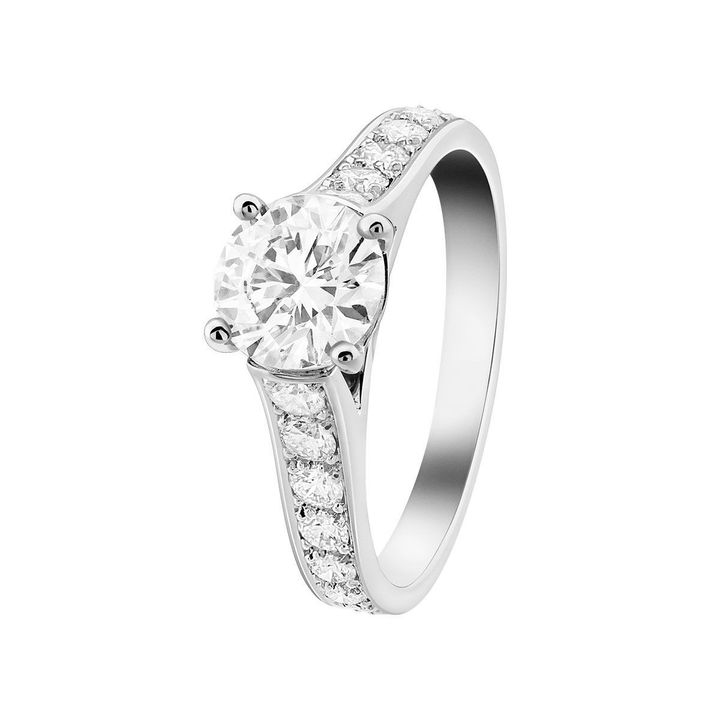 「ロマンス」（プラチナ×ダイヤモンド／センター：0.3ct〜） ￥847,000〜／VAN CLEEF & ARPELS（ヴァン クリーフ&アーペル ル デスク）