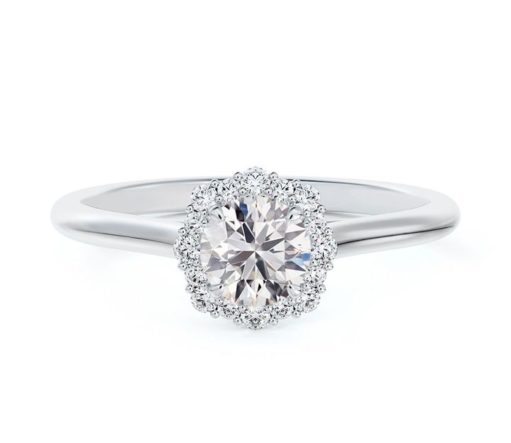 センター・オブ・マイ・ユニバース®」センターオブマイユニバース ヘイロー ソリティア リング（PT×ダイヤモンド0.25ct〜）￥533,500〜／DE BEERS FOREVERMARK（デビアス フォーエバーマーク）