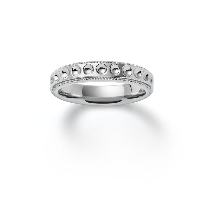 「ミキモト リュミエール」（プラチナ） ￥209,000／MIKIMOTO（ミキモト カスタマーズ・サービスセンター）