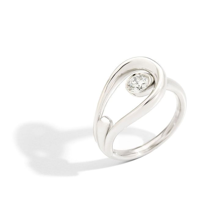 「ファンティーナ」リング（ホワイトゴールド×ダイヤモンド） ￥704,000／POMELLATO（ポメラート クライアントサービス）