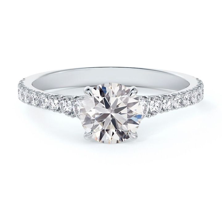 「フォーエバーマーク アイコン® コレクション」クラシック ソリティア パヴェ リング（プラチナ×ダイヤモンド／センター：0.25ct〜） ￥594,000〜／DE BEERS FOREVERMARK（デビアス フォーエバーマーク）