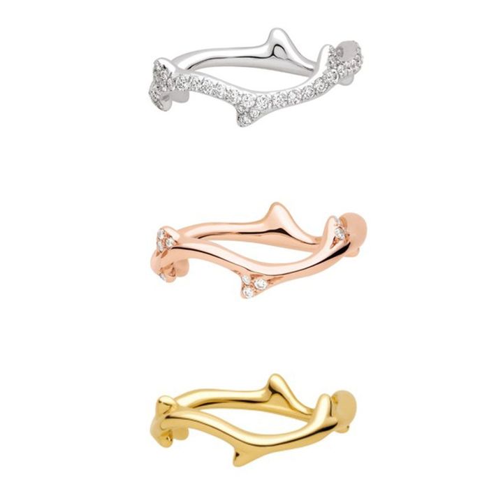 ＜上から＞「ボワ ドゥ ローズ」（ホワイトゴールド×ダイヤモンド） ￥1,050,000、「ボワ ドゥ ローズ」（ピンクゴールド×ダイヤモンド） ￥405,000、「ボワ ドゥ ローズ」（イエローゴールド） ￥205,000／DIOR FINE JEWELLERY（クリスチャン ディオール）