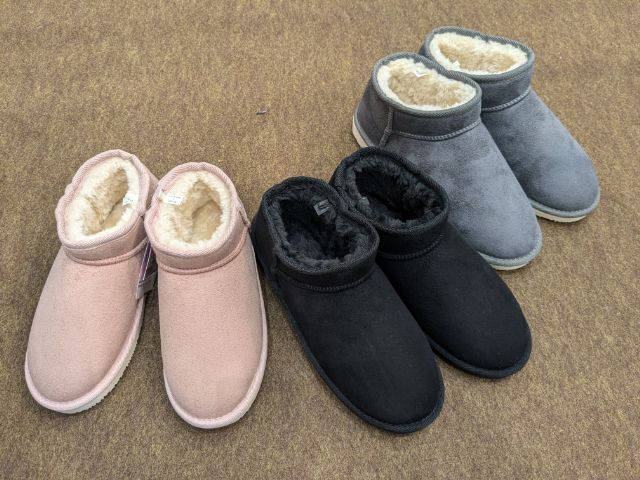 3足のムートンブーツベリーロー