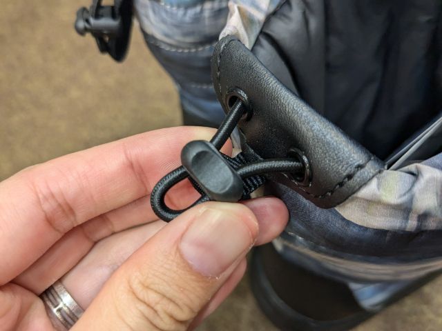 防寒ブーツケベックの後ろ側のドローストリング