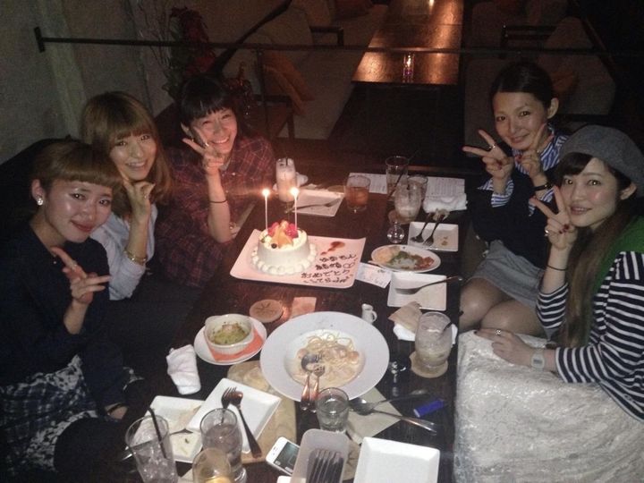 画像: 名古屋店時代に同期たちとメンバーの誕生日をみんなでお祝い。 出典：グリーンレーベル リラクシング