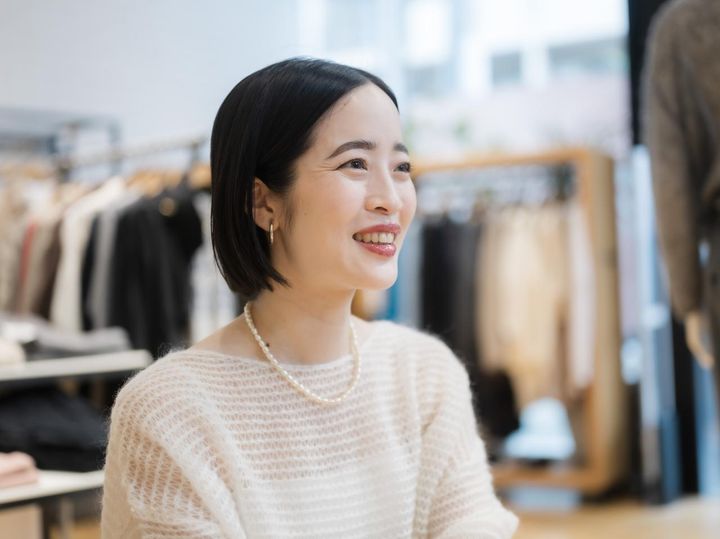 画像: 栗本朋香さん／1989年生まれ、岐阜県出身。2010年に株式会社ユナイテッドアローズに入社し、【グリーンレーベル リラクシング】のショップスタッフとなる。弱冠24歳で静岡パルシェ店店長、25歳で旗艦店となる自由が丘店オープン時の店長に。2023年ユナイテッドアローズ社独自の人材認定制度「DXセールスマスター」に認定され、2024年からはデジタルマーケティング部 デジタルプロモーション課も兼務。 出典：グリーンレーベル リラクシング