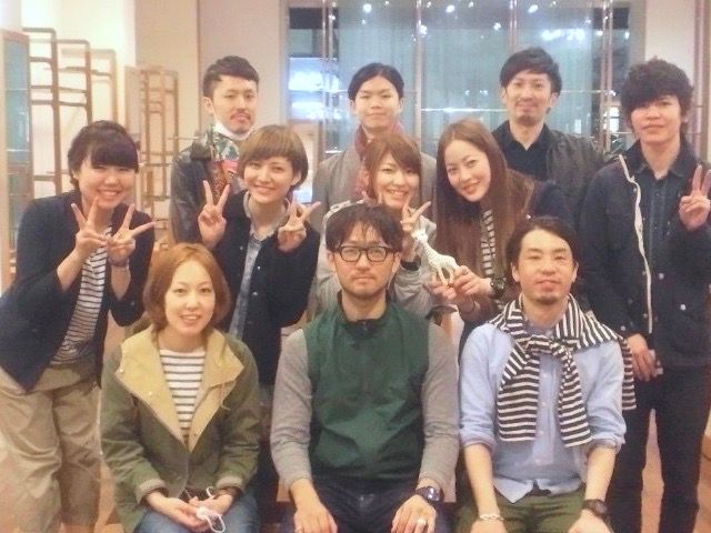 画像: 当時勤務していた名古屋店が栄NOVAからラシックに移転する際、メンバーみんなで記念撮影 。 出典：グリーンレーベル リラクシング